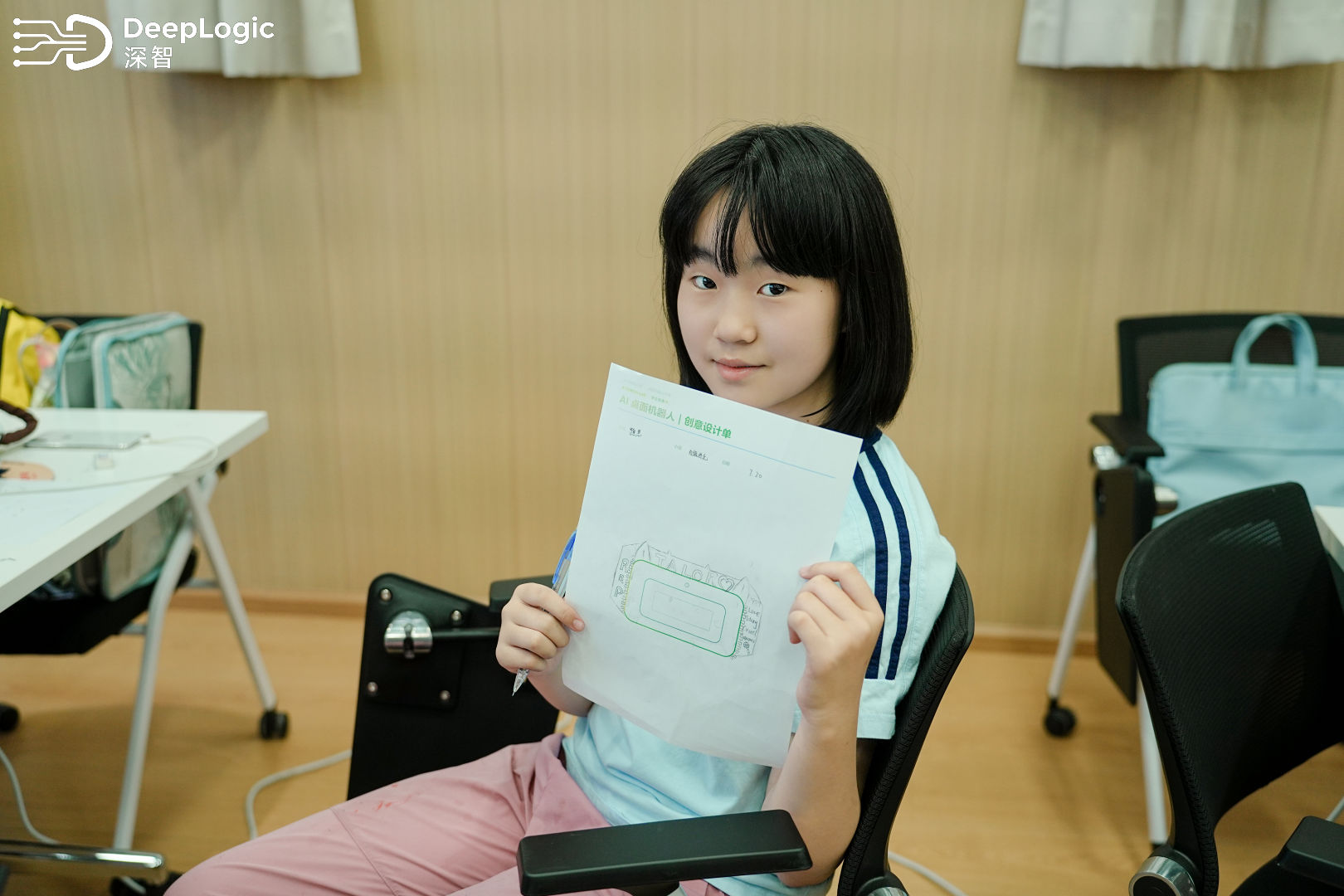 学生展示桌面机器人的创意设计单