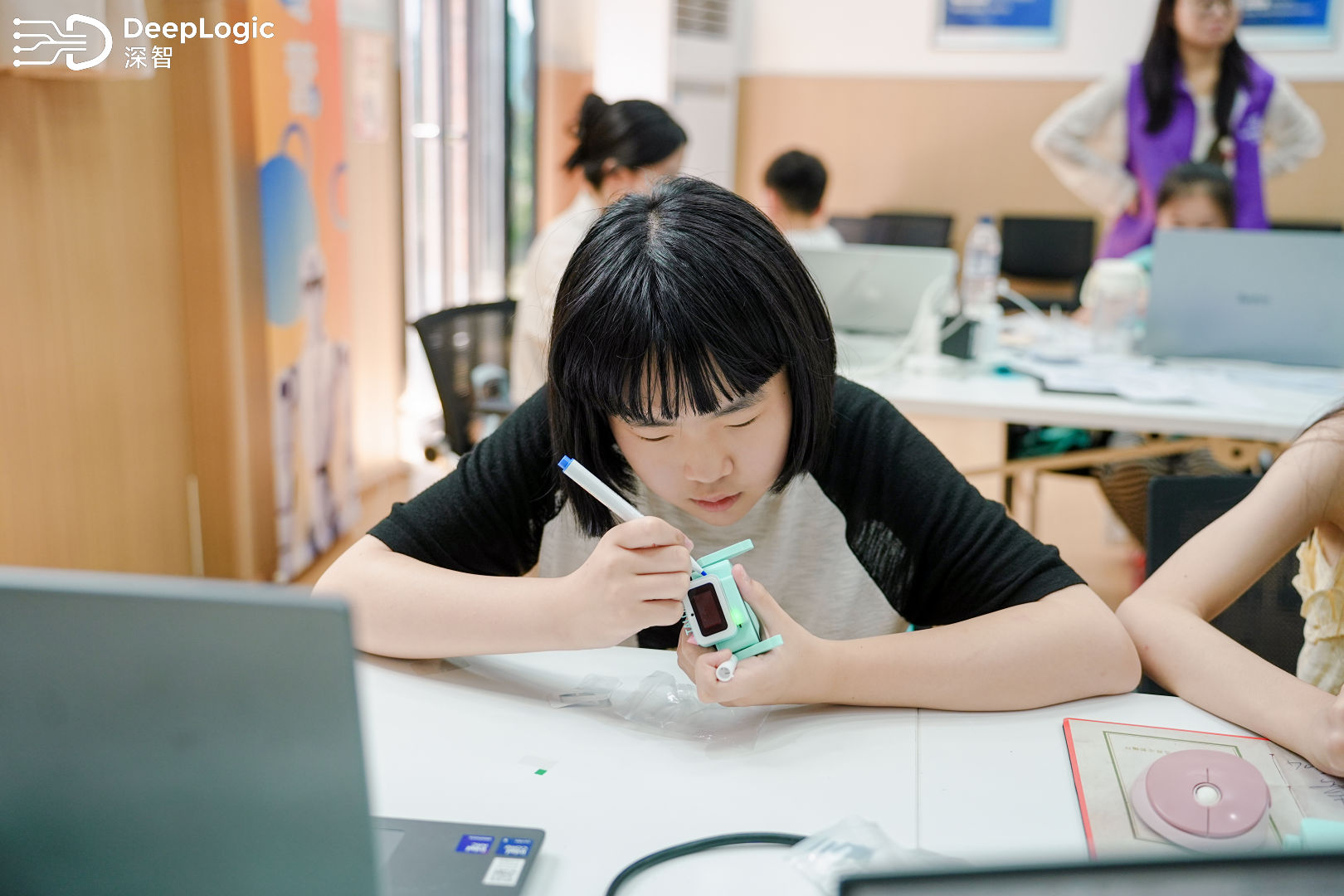 学生亲手制作与完善桌面机器人