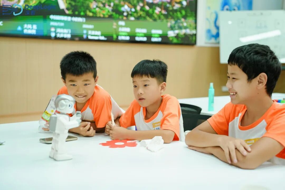 学生在机器人小组长训练营中观察桌面机器人