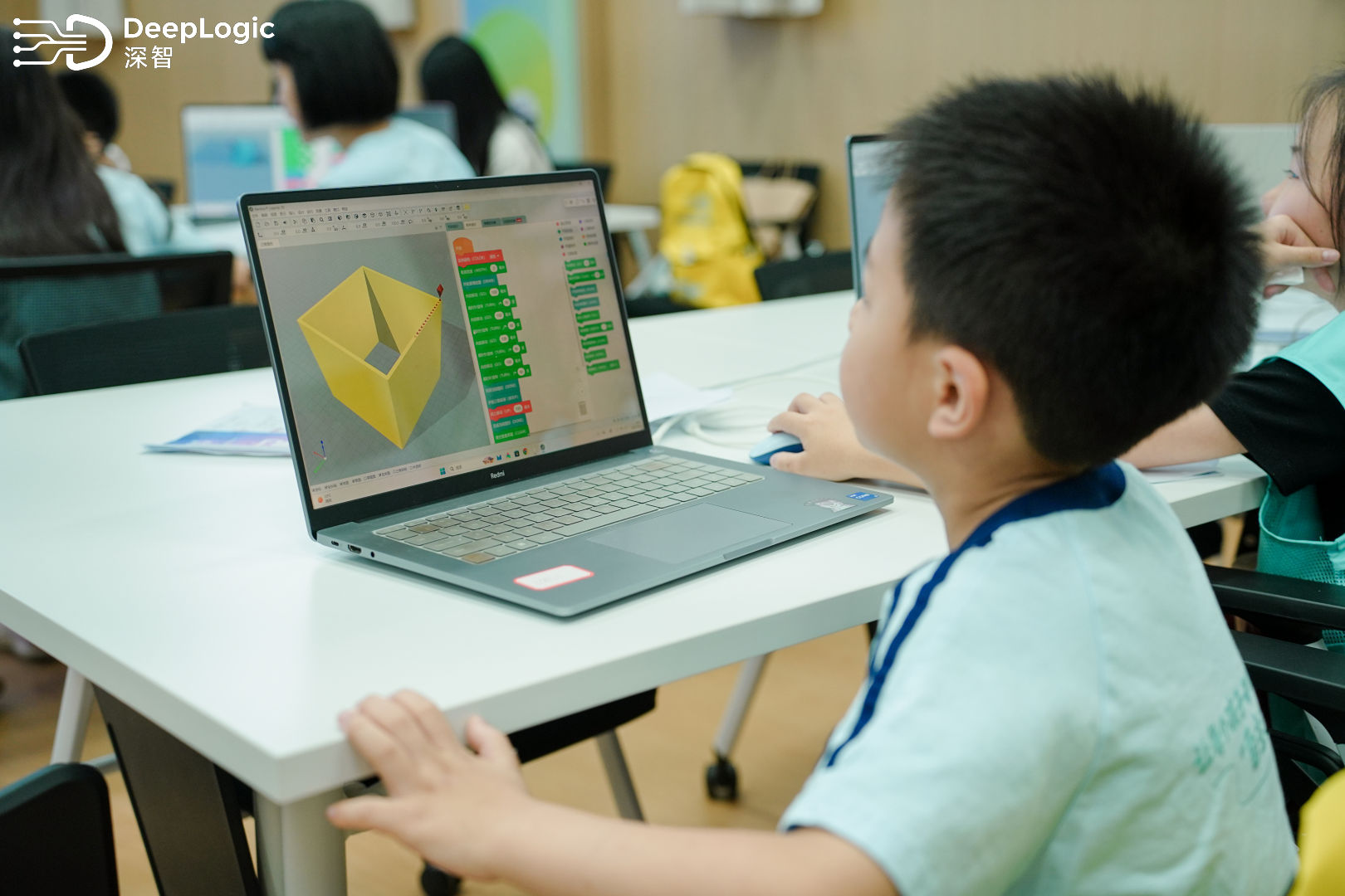 学生专注完成三维建模任务
