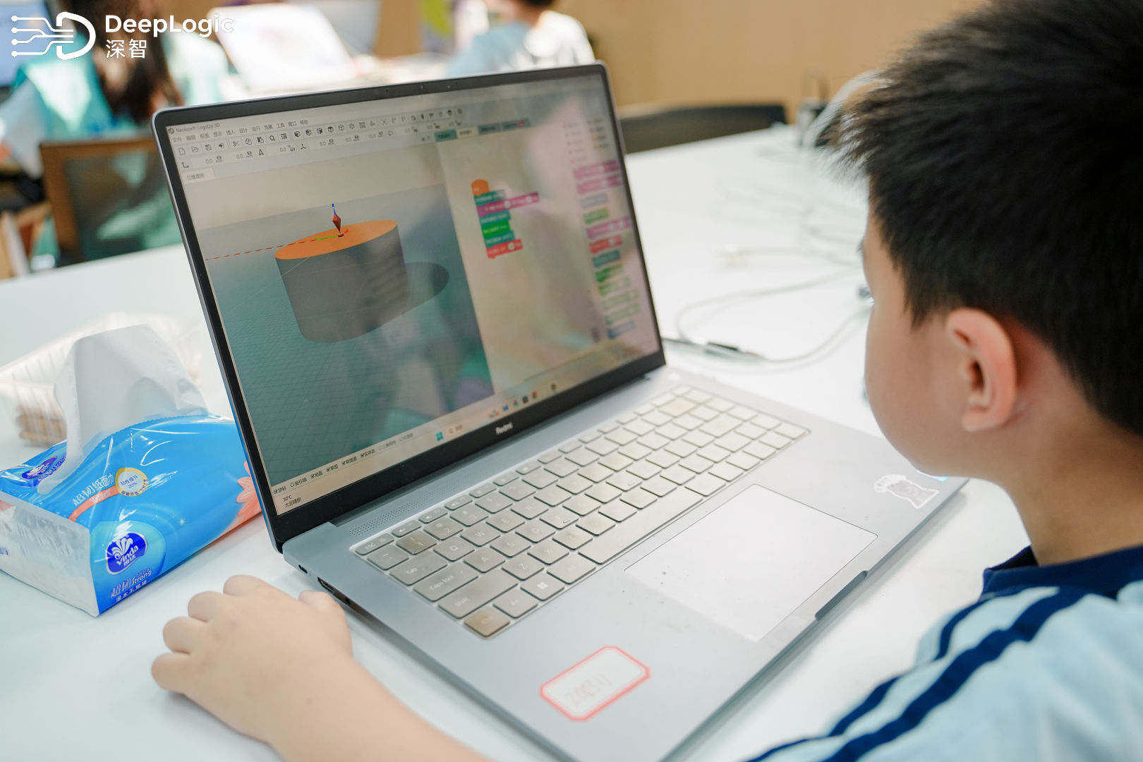 学生在研学课程中进行3D建模实践
