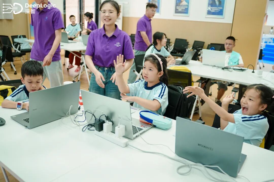 学生在研学课堂主动提问