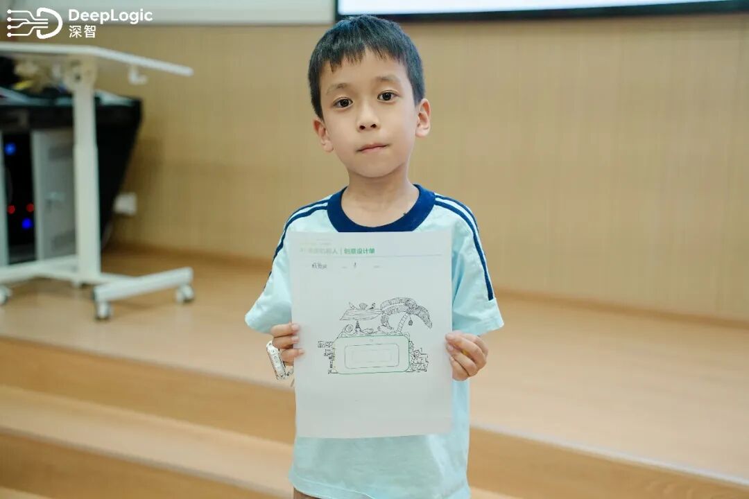 学生展示机器人方案设计