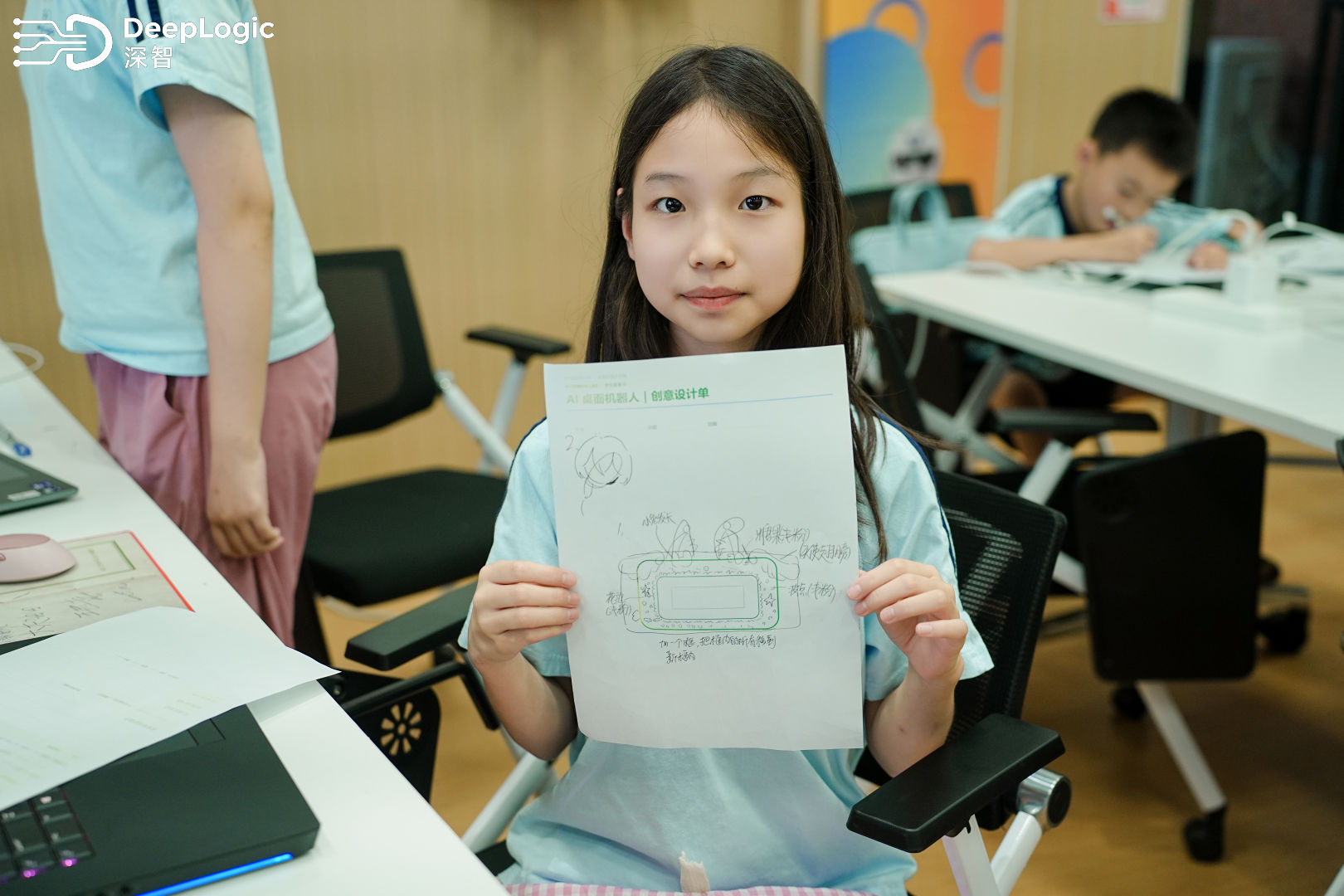 学生展示机器人创意设计单