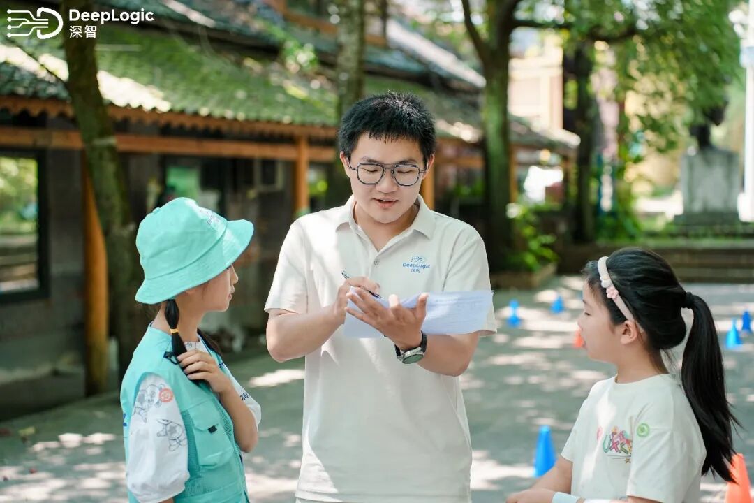 教师在户外任务中指导学生
