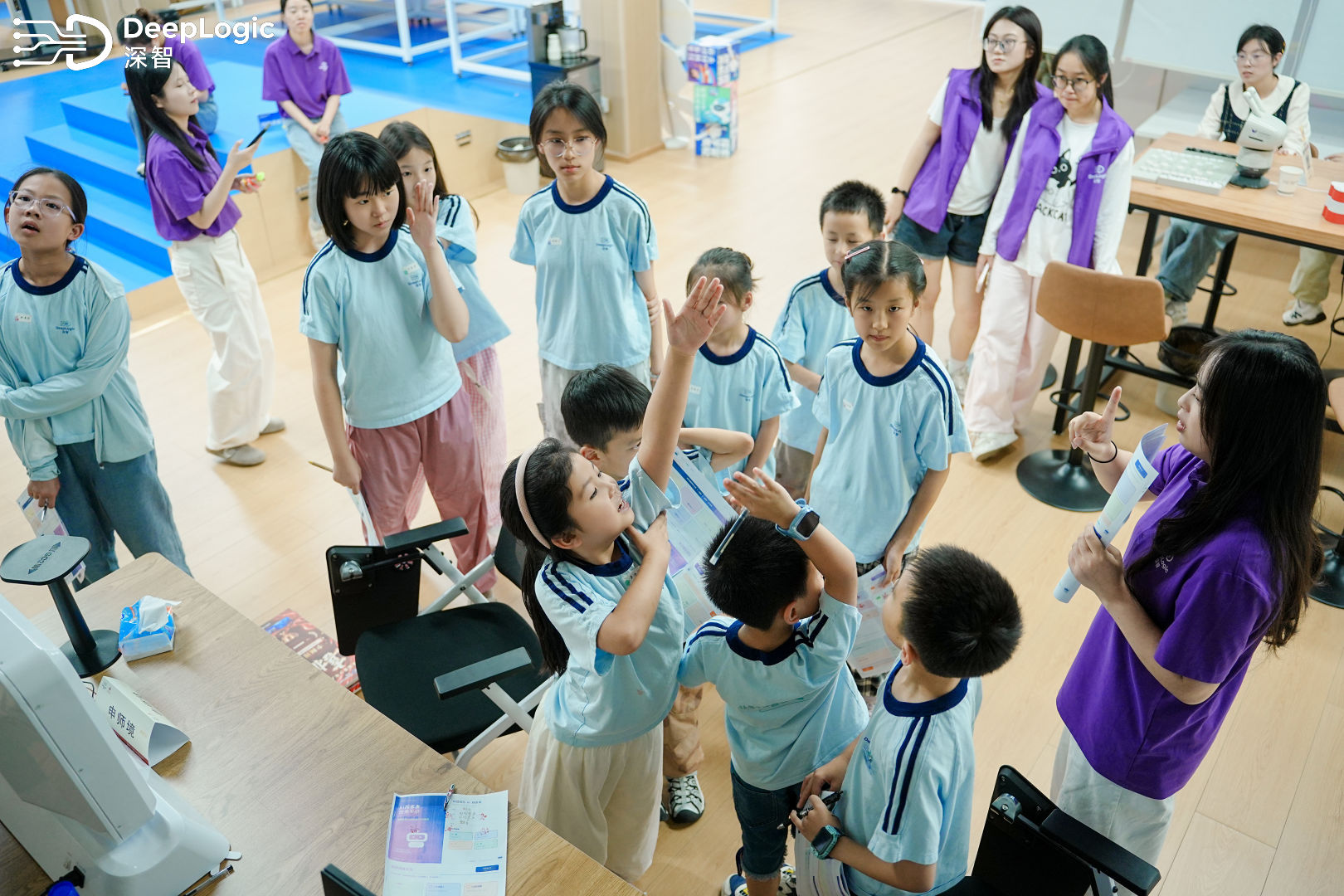 学生围绕任务开展小组讨论
