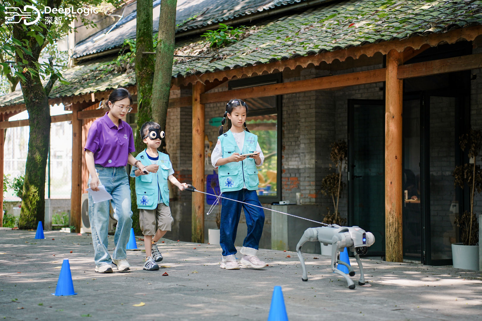学生参与研学机器狗任务