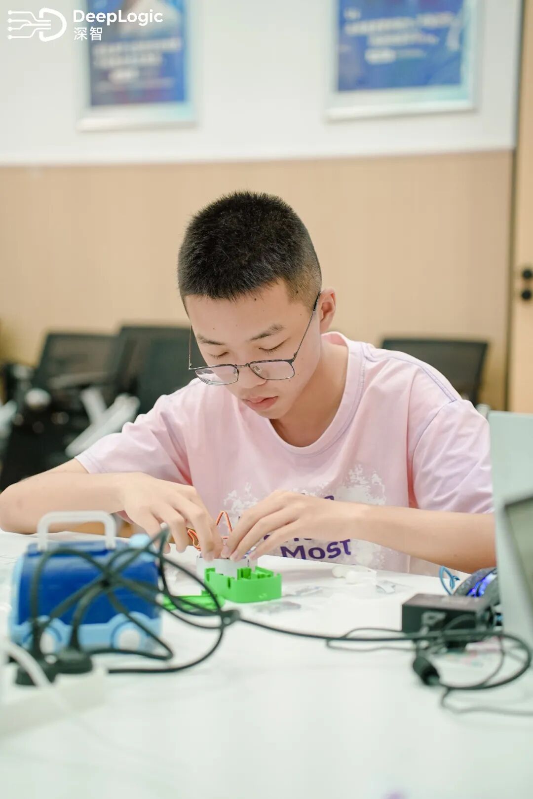 学生专注进行硬件拼搭