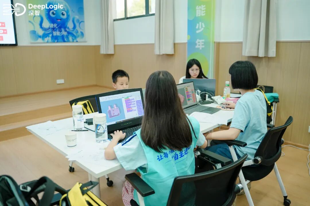 学生在项目编程课堂中进行实践