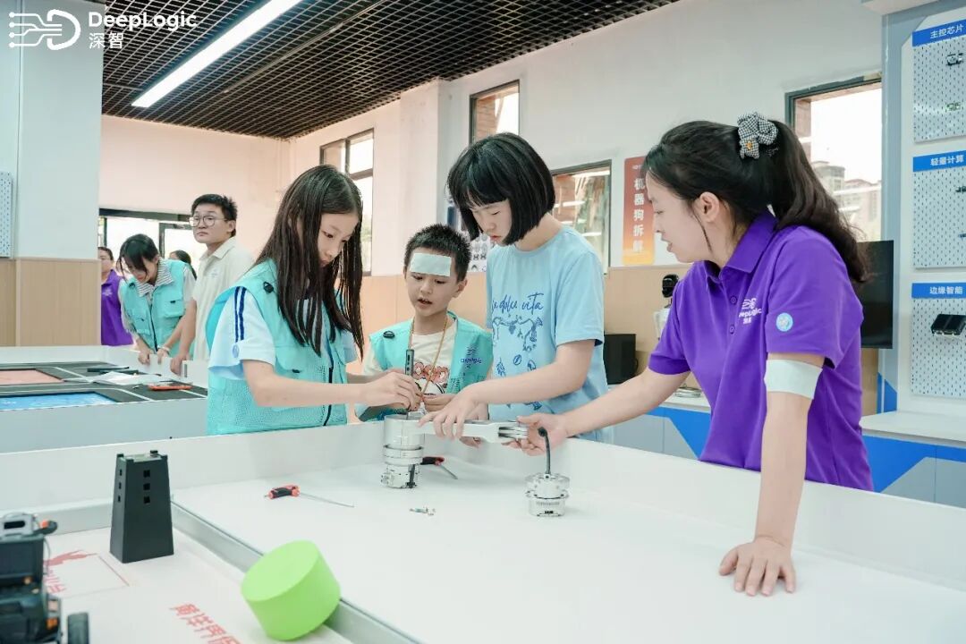 学生协作完成机器人装配