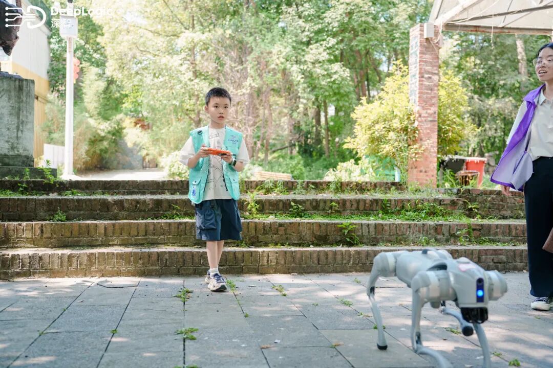 学生控制机器狗完成户外导航