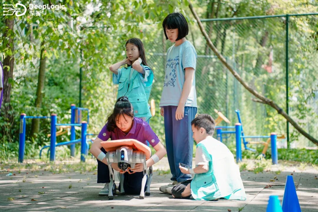 学生协作调试机器狗