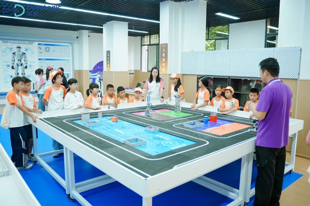学生参加深智AI体验课堂