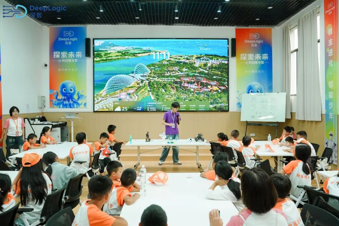 半日研学课堂中，老师在桌面机器人旁进行讲解，学生围坐观察