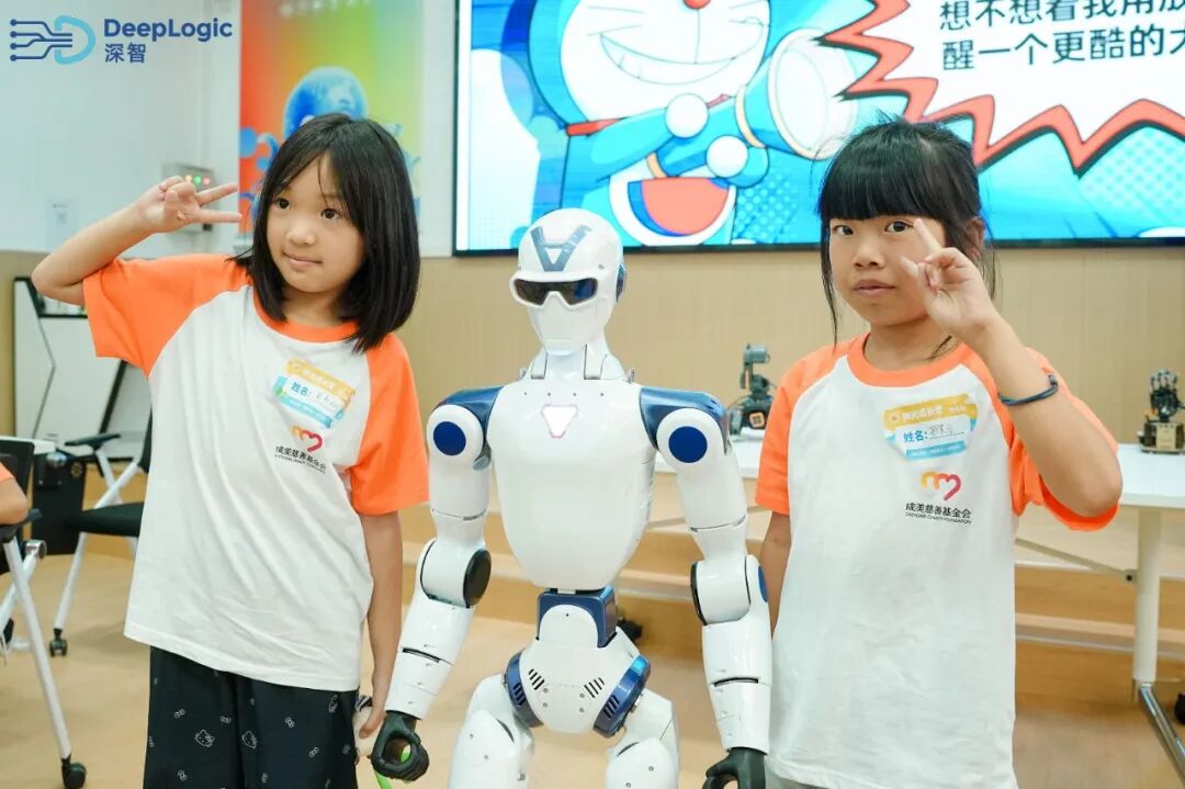 学生与机器人完成合影